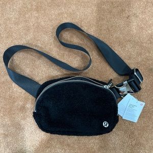 NWT LULULEMON Everywhere black 🖤Fleece Belt Bag